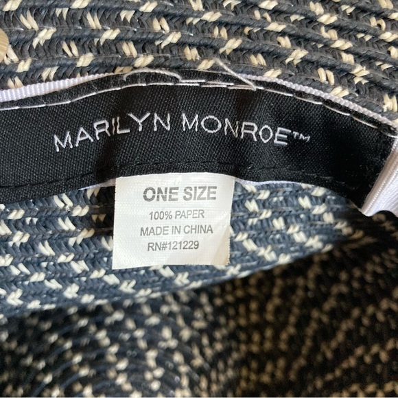 Marilyn Monroe hat ..unfortunately  was just a tad too small for my big head 😅 - Picture 6 of 9